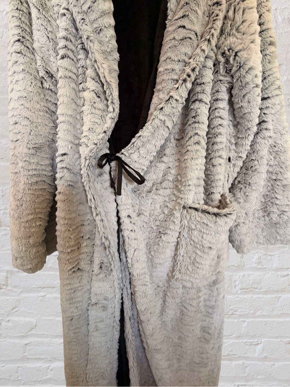 Soma Plush Faux Fur Long Wrap Robe Gray Black S/M Women Soft Cozy Loungewear - Picture 3 of 9